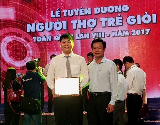 Anh Đinh Gia Thành (bên trái) là đại biểu duy nhất của tỉnh ta được vinh danh trong lễ tuyên dương “Người thợ trẻ giỏi” toàn quốc năm 2017.
