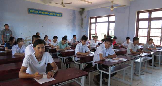 Các thí sinh tại điểm thi Trường THPT Đồng Hới phấn khởi sau khi kết thúc môn thi Vật lý, trong bài thi tổ hợp KHTN.