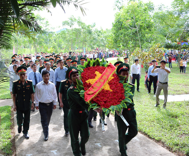 Các đại biểu tiến hành dâng vòng hoa tưởng niệm, tri ân 45 năm ngày hy sinh của 13 cán bộ, chiến sỹ thông tin Trạm cơ vụ A69 tại khu vực hang Lèn Hà.