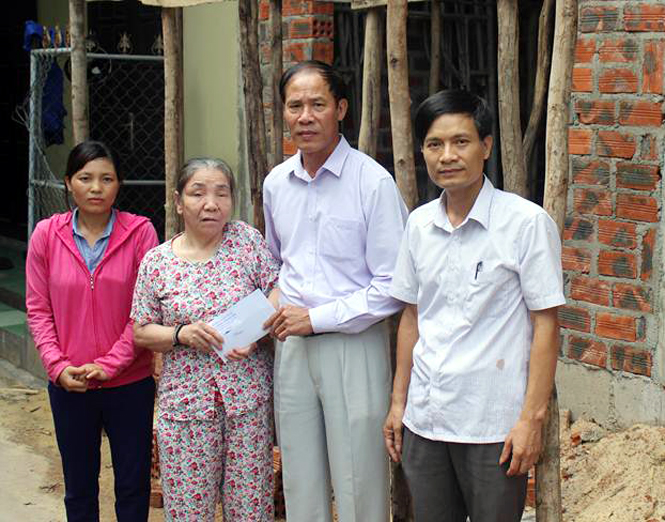  Đại diện lãnh đạo LĐLĐ tỉnh trao số tiền 20 triệu đồng hỗ trợ  cho bà Nguyễn Thị Ánh xây dựng lại nhà mới