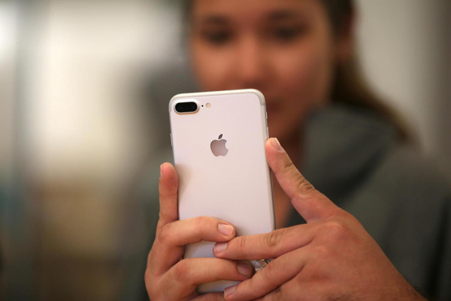  Một khách hàng đang xem chiếc iPhone 7 trong cửa hàng của Apple tại Los Angeles, California, Mỹ - Ảnh: Reuters