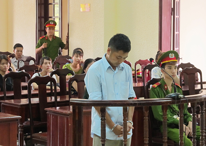 Bị cáo Nguyễn Quang Vũ cúi đầu nghe Hội đồng xét xử sơ thẩm tuyên bản án.