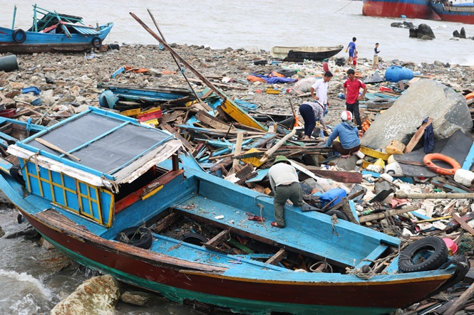 Do ảnh hưởng của bão số 2, hàng chục tàu cá bị sóng đánh chìm tại cảng Hòn La
