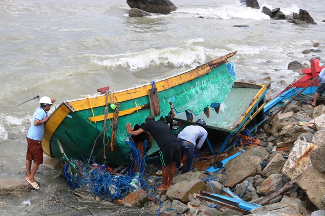 Ngư dân cố gắng trục vớt phần máy đưa đi sửa chữa
