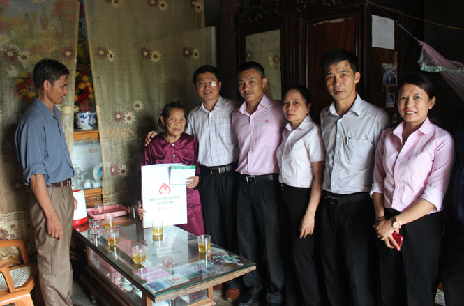 Công đoàn cơ sở NHCSXH tỉnh đã đến thăm Mẹ Việt Nam anh hùng Phan Thị Quyên ở xã Mỹ Trạch, huyện Bố Trạch