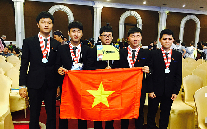 Nguyễn Thế Quỳnh cùng đội tuyển Việt Nam tham dự Olympic Vật lý Quốc tế năm 2017 tại Indonexia.