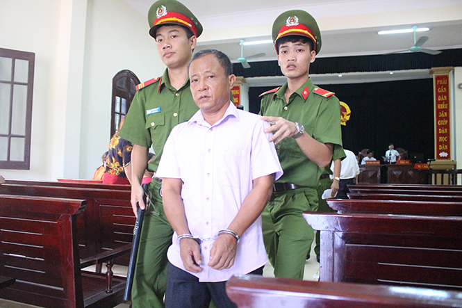  Nguyễn Văn Am rời khỏi phòng xét xử với bản án 16 năm tù giam.
