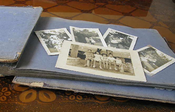 Cuốn album gần một thế kỷ của gia đình ông Hồ Quý Lân.