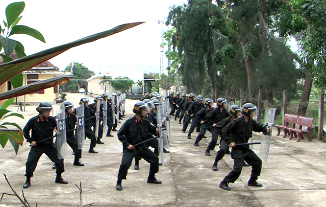 Lực lượng Cảnh sát cơ động Công an tỉnh ứng trực 24/24h, sẵn sàng chiến đấu.  Ảnh: Quang Văn