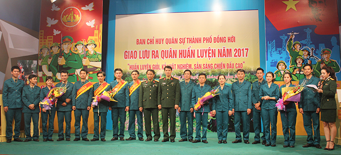 Ban CHQS TP. Đồng Hới giao lưu ra quân huấn luyện năm 2017.