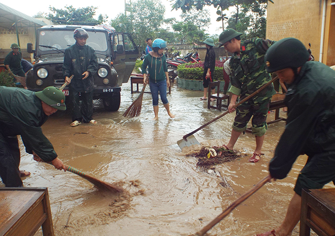 Ban CHQS Tuyên Hóa giúp Trường tiểu học Thanh Thủy (Tiến Hóa) khắc phục hậu quả lũ lụt năm 2016.