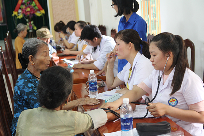 Các hoạt động khám, chữa bệnh nhân đạo luôn thu hút đông đảo cán bộ y tế trẻ tham gia.