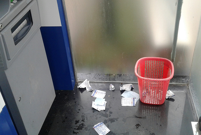 Biên lai giao dịch nằm vung vãi ngay cạnh giỏ rác.