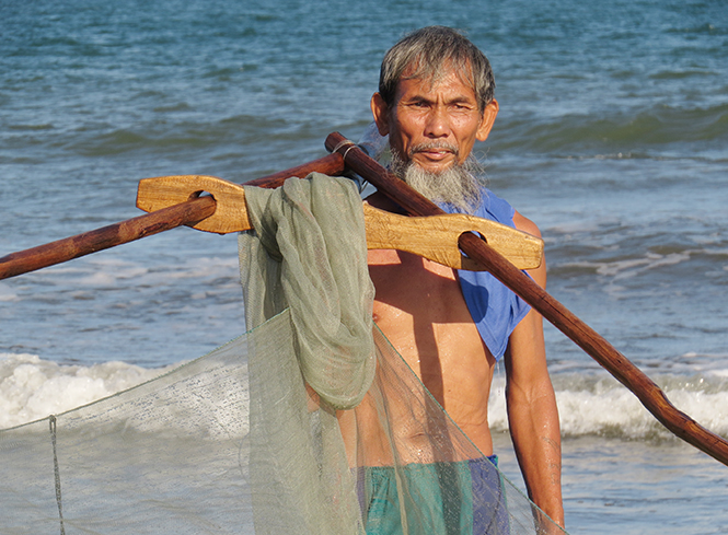  Tuổi đã cao nhưng buổi chiều nhiều lão ngư của làng biển Cảnh Dương vẫn ra biển đánh bắt ruốc, cá ven bờ và hát ru cho nguôi nỗi nhớ biển.