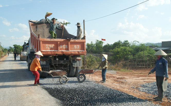  Công nhân Công ty đang thi công QL 9B (đoạn qua Vĩnh Tuy, Quảng Ninh)