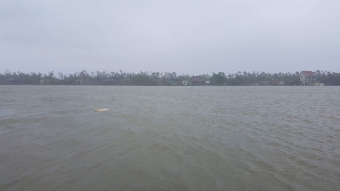 Mực nước sông Gianh đang dâng cao, gây ngập lụt sâu cho hàng ngàn hộ dân trên địa bàn thị xã Ba Đồn