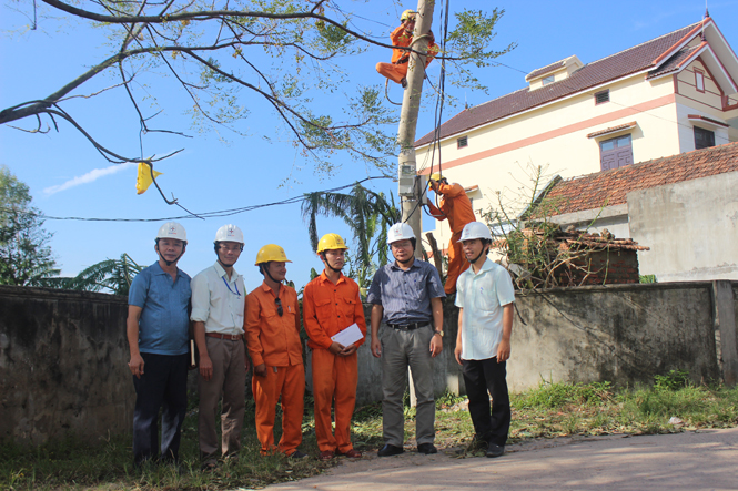 Đại diện Công đoàn Công ty Điện lực Quảng Bình thăm, tặng quà cán bộ, công nhân đang khắc phục hậu quả bão số 10. 
