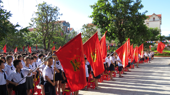 Giờ chào cờ đầu tuần sau bão tại Trường tiểu học Đồng Phú (TP.Đồng Hới).