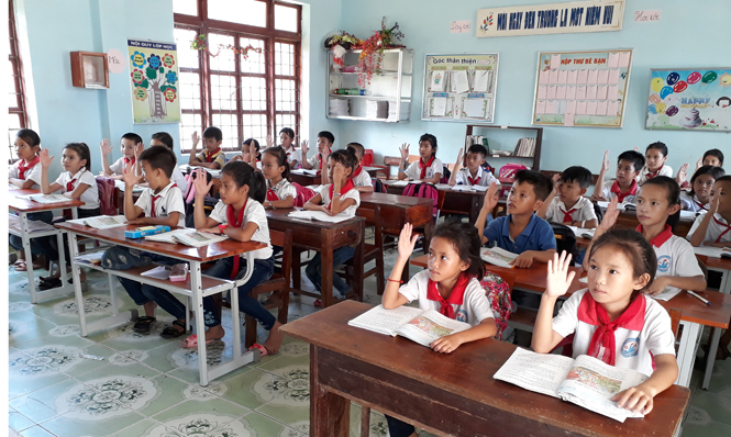Buổi học đầu tiên sau siêu bão số 10 của học sinh vùng cồn bãi xã Quảng Minh, thị xã Ba Đồn.
