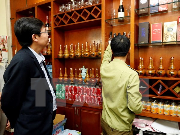 Đoàn kiểm tra liên ngành kiểm tra mặt hàng rượu tại nhà hàng kinh doanh ăn uống khu vực quận Hà Đông, Hà Nội. (Ảnh: Dương Ngọc/TTXVN)