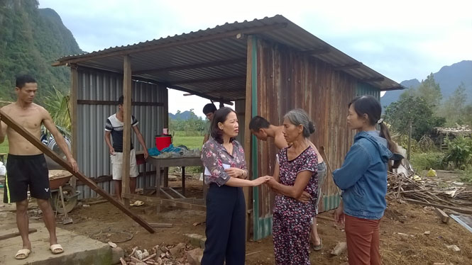 Đồng chí Hoàng Thị Hà, Phó Chủ tịch Thường trực Hội Nông dân tỉnh đang thăm hỏi, động viên bà con hội viên nông dân tại huyện Minh Hóa