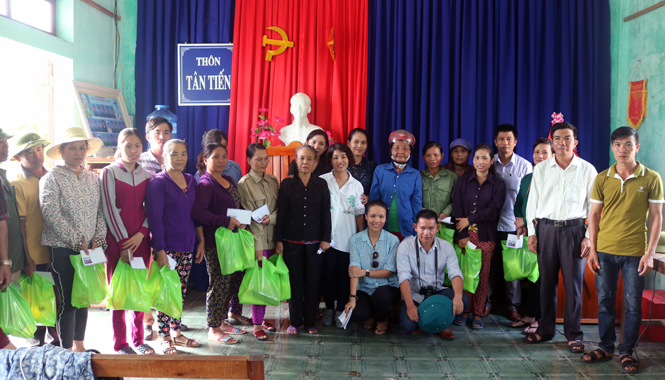 Báo Quảng Bình phối hợp với gia đình Đại tướng Võ Nguyên Giáp trao tiền và quà hỗ trợ người dân thôn Tân Tiến, xã Cao Quảng khắc phục hậu quả bão số 10.