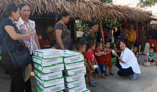 Báo Quảng Bình phối hợp với gia đình Đại tướng Võ Nguyên Giáp hỗ trợ sữa cho các học sinh Trường Mầm non xã Cao Quảng.      