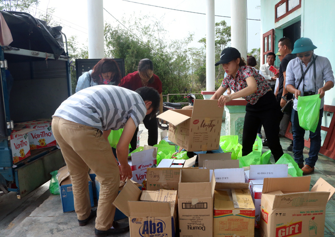 Các phóng viên Báo Quảng Bình chuẩn bị hàng, quà để hỗ trợ nhân dân xã Cao Quảng.