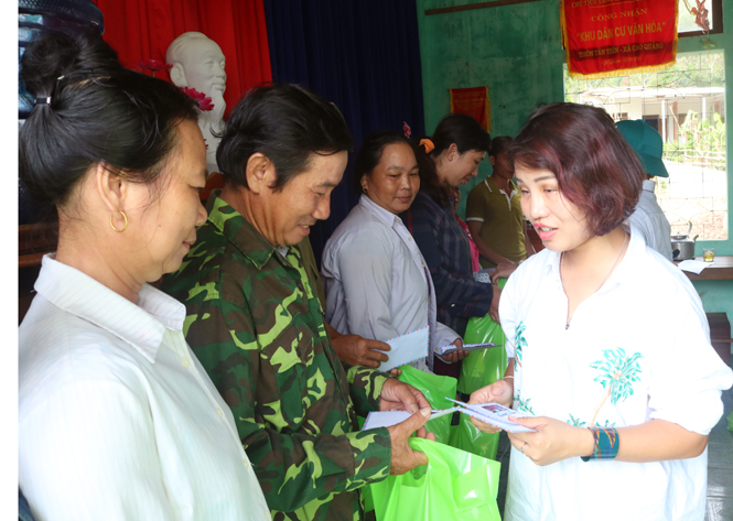 Thân nhân gia đình Đại tướng Võ Nguyên Giáp trao tiền mặt hỗ trợ người dân xã Cao Quảng khắc phục hậu quả của bão số 10.