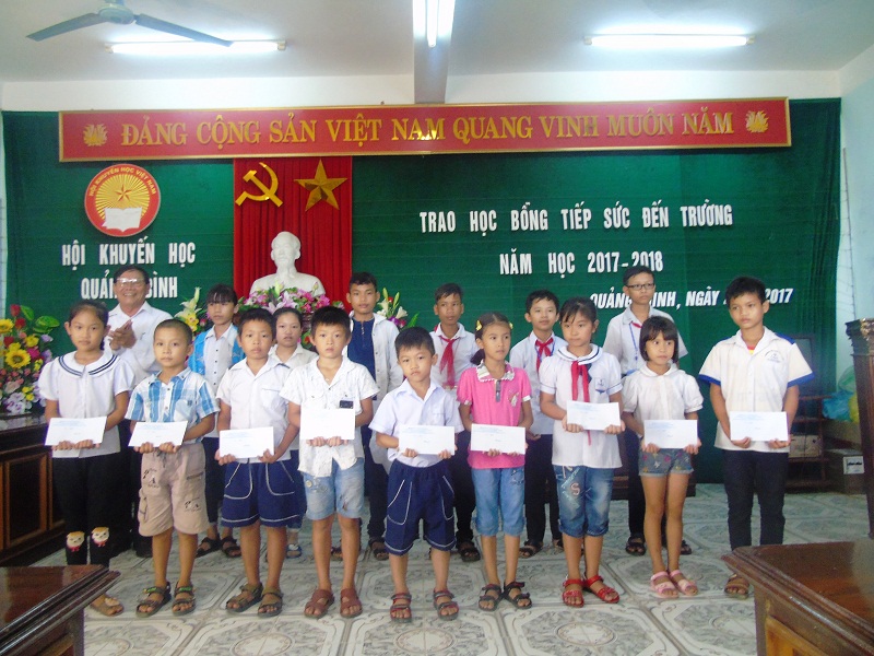 Các em học sinh huyện Quảng Ninh nhận học bỏng 