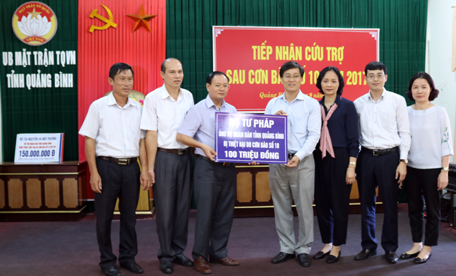 Đồng chí Nguyễn Khánh Ngọc,Thứ trưởng Bộ Tư pháp trao 100 triệu đồng hỗ trợ tỉnh ta khắc phục hậu quả mưa bão.