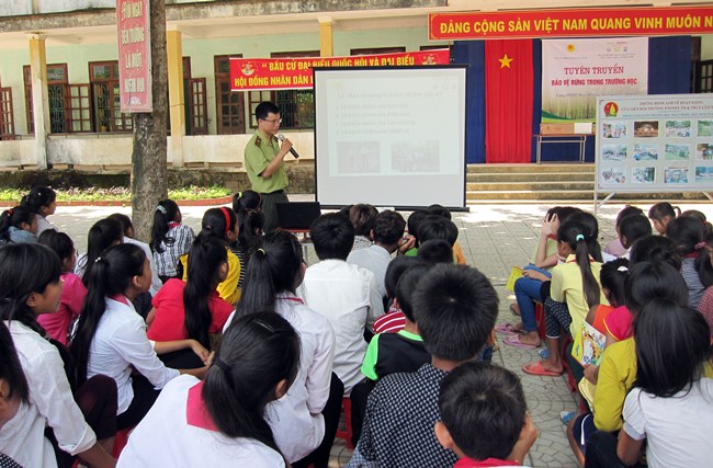 Chi cục Kiểm lâm tỉnh phối hợp với Dự án FCPF- REDD+ tuyên truyền về công tác bảo vệ rừng trong trường học tại xã Lâm Thủy, huyện Lệ Thủy.