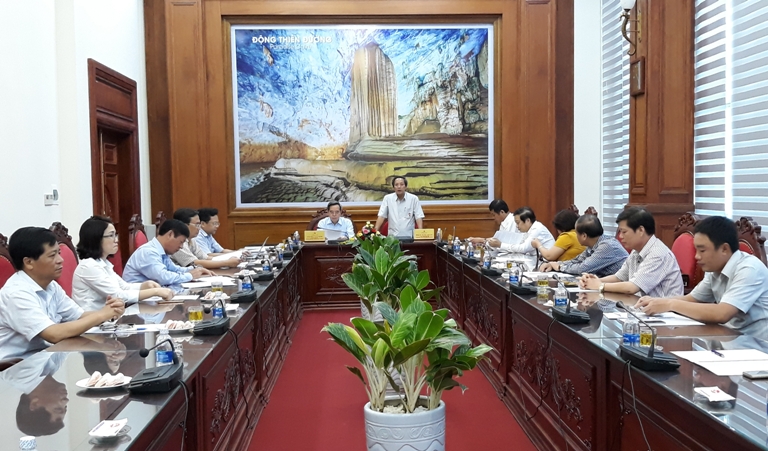 Đồng chí Bí thư Tỉnh uỷ Hoàng Đăng Quang báo cáo với đồng chí Trưởng Ban Kinh tế Trung ương về tình hình của tỉnh