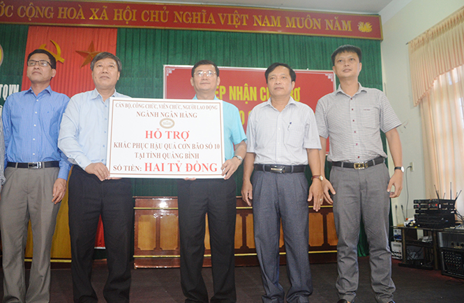 Đồng chí Trần Tiến Dũng, Tỉnh ủy viên, Phó Chủ tịch UBND tỉnh tiếp nhận hỗ trợ của Ngân hàng Nhà nước Việt Nam