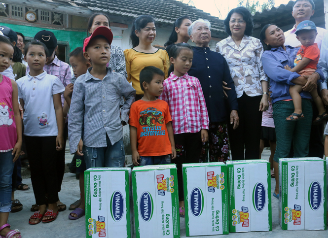 Những thùng sữa đầu tiên mà Vinamilk trao tặng cho trẻ em vùng bão huyện Quảng Trạch nhân chuyến thăm và làm việc của Phó Chủ tịch nước Đặng Thị Ngọc Thịnh với Quảng Bình.