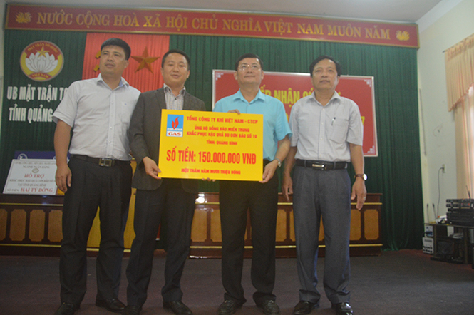 Đồng chí Trần Tiến Dũng, Tỉnh ủy viên, Phó Chủ tịch UBND tỉnh tiếp nhận hỗ trợ của Tổng công ty Khí Việt Nam.