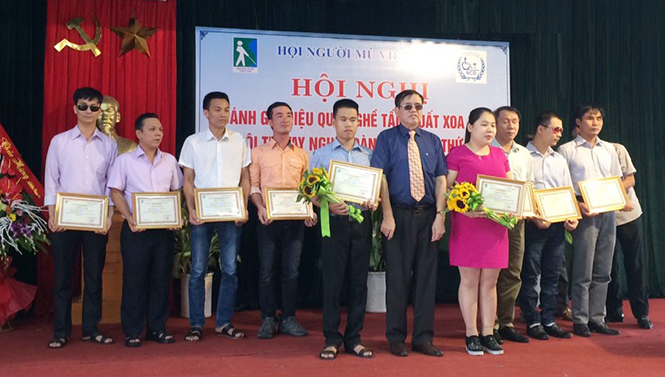 Anh Trần Xuân Thành (ôm hoa) đoạt giải nhất cuộc thi xoa bóp, tẩm quất toàn quốc năm 2016.