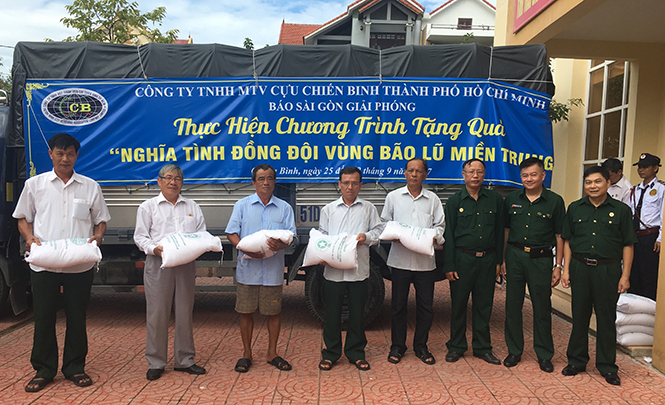 Đại diện Công ty TNHH MTV CCB thành phố Hồ Chí Minh trao quà cho các hội viên, CCB thành phố Đồng Hới.