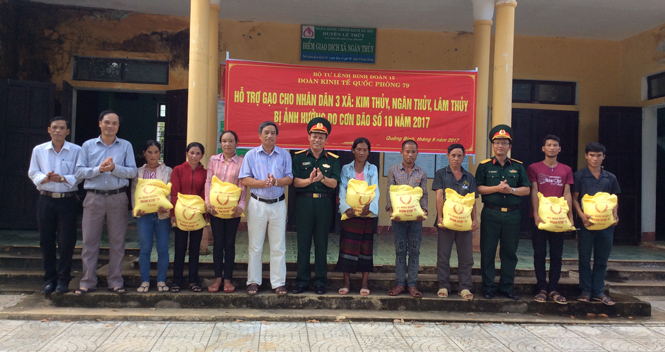 Đoàn Kinh tế quốc phòng 79 kịp thời hỗ trợ gạo cho bà con Vân Kiều bị ảnh hưởng do mưa bão.