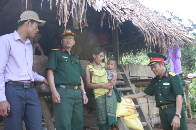 Đơn vị đã trực tiếp đến thăm hỏi, động viên và tặng quà cho gia đình chị Hồ Thị Hà - người Vân Kiều có hoàn cảnh khó khăn, nhà bị sập do bão.