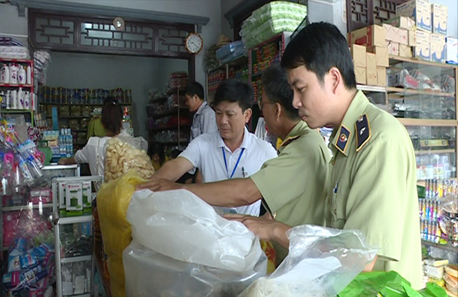 Đoàn kiểm tra liên ngành huyện Quảng Ninh tập trung kiểm tra an toàn vệ sinh thực phẩm đối với các mặt hàng thiết yếu.