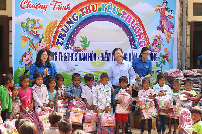 Đoàn đã đến thăm và trao 63 suất quà cho các học sinh nghèo vượt khó.