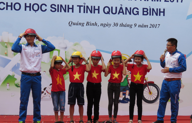 Tại buổi lễ các kỹ thuật viên của Công ty Honda Việt Nam đã hướng dẫn học sinh sử dụng mũ bảo hiểm đúng cách khi tham gia giao thông.