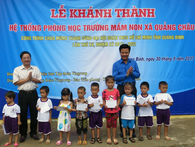 Đại diện lãnh đạo Tỉnh đoàn trao quà cho các em học sinh khó khăn tại Trường mầm non Quảng Châu.