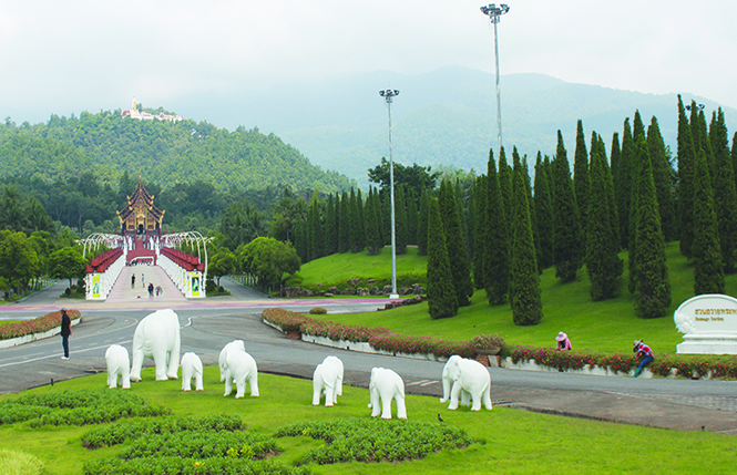 Công viên Hoàng gia (còn gọi là vườn hoa Rajapruek) và chùa  Doi Suthep - ngôi chùa thiêng tại Chiang Mai, nằm trên đồi Doi Suthep.
