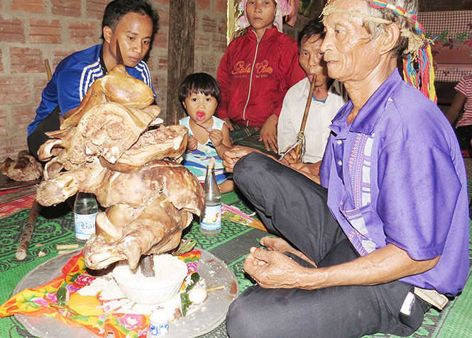 Già làng Hồ Xoan ở bản Lâm Ninh (Trường Xuân, Quảng Ninh) đang làm lễ cúng gọi hồn cho cháu gái ông Hồ Thao.