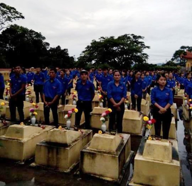 Việc dâng hương, thắp nến tri ân tại các nghĩa trang liệt sỹ luôn được huyện Bố Trạch thực hiện tốt.