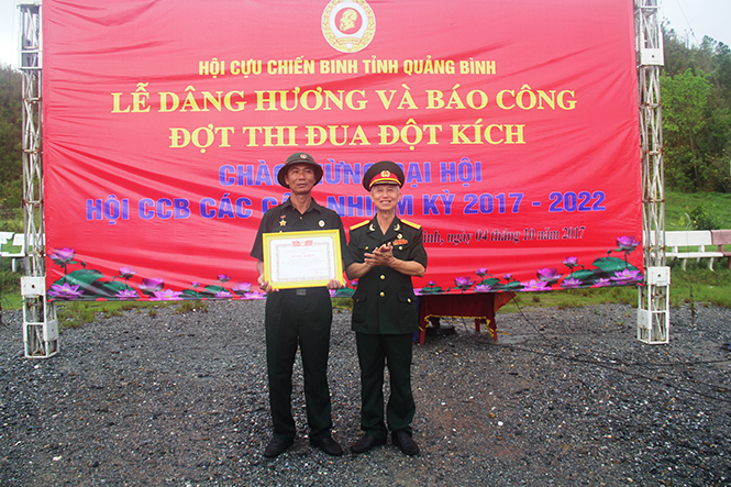 Đại diện Hội CCB tỉnh trao bằng khen của Trung ương Hội CCB Việt Nam Chi hội CCB Thọ Sơn, xã Quảng Đông vì đã có thành tích trong công tác hỗ trợ khắc phục thiệt hại của cơn bão số 10.