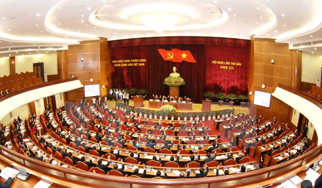 Các lãnh đạo Đảng, Nhà nước và các đại biểu biểu quyết thông qua chương trình Hội nghị. (Ảnh: Phương Hoa/TTXVN)