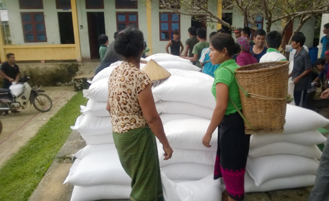 Đồng bào dân tộc thiểu số ở xã Dân Hóa nhận gạo cứu trợ sau bão số 10.
